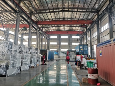 Как эта большая гибочная машина обеспечивает компенсацию прогиба при прогибе по всей длине гибки?